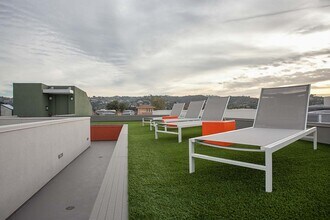 4632 Vista Del Monte Ave, Unit 304 in Los Angeles, CA - Foto de edificio - Building Photo