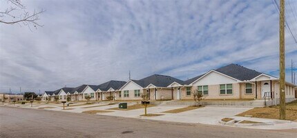 1016 Biloxi Dr in Ennis, TX - Building Photo - Building Photo