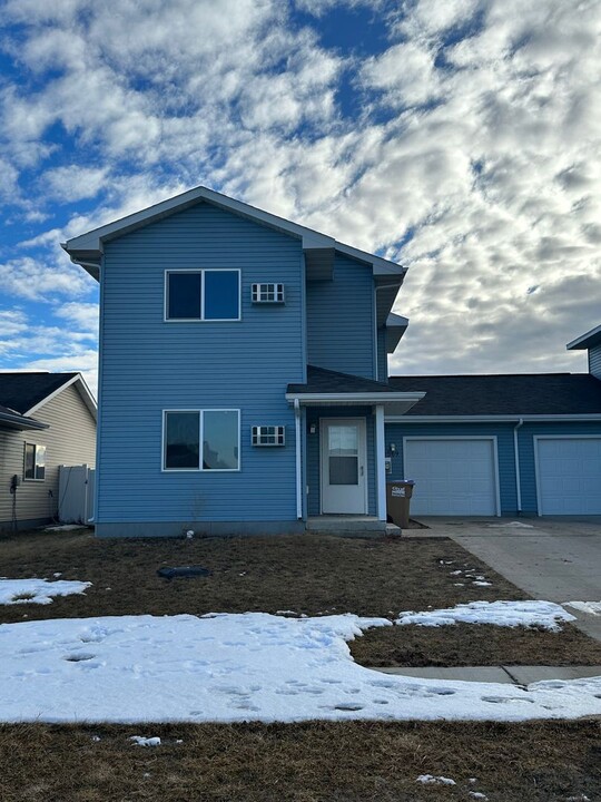 1569 47th Loop in Minot, ND - Foto de edificio