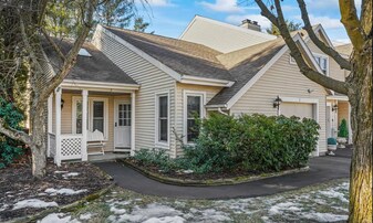 2 Stoney Creek Dr in Clifton Park, NY - Building Photo