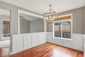 5320 Lower Dr in Lake Oswego, OR - Building Photo - Building Photo