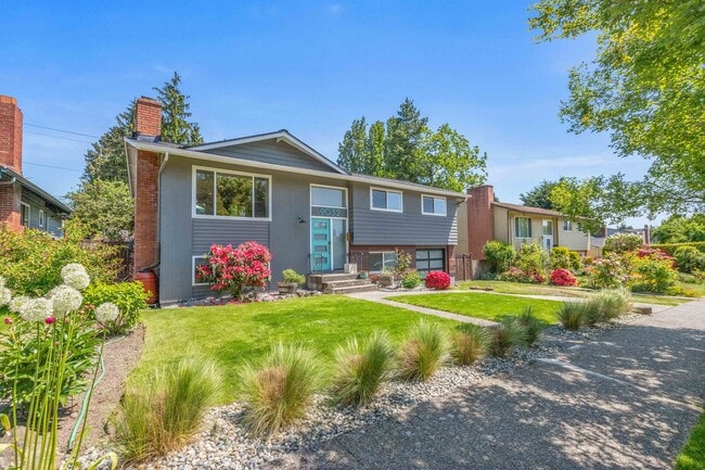 9032 34th Ave SW in Seattle, WA - Building Photo - Building Photo