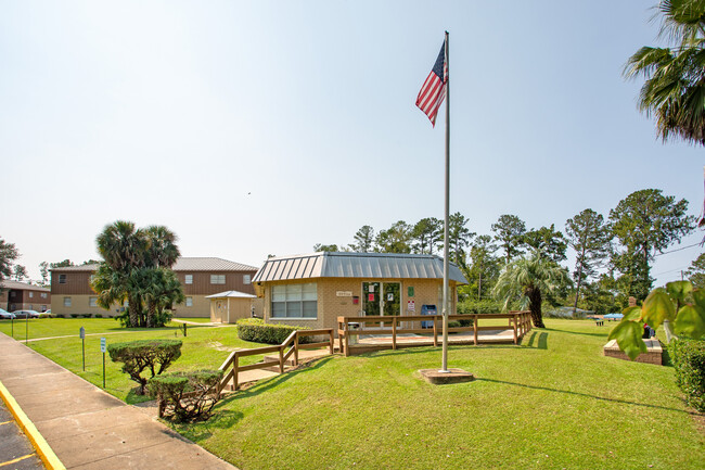 Flint Garden Apartments in Chattahoochee, FL - Foto de edificio - Building Photo