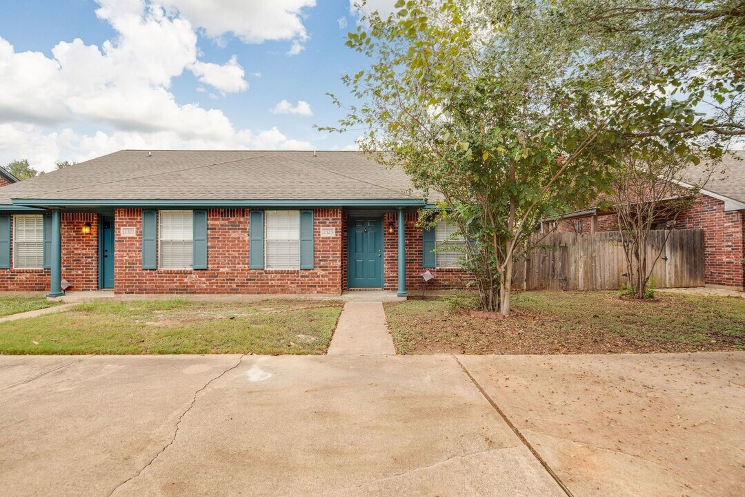 NOVEMBER Move in! 2/2 Duplex with fenced i in College Station, TX - Building Photo