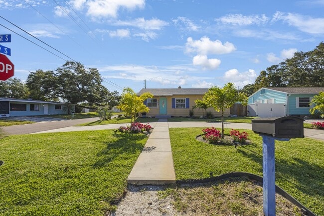 702 Gray St S in Gulfport, FL - Building Photo - Building Photo