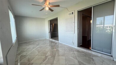 2454 Australia Way E in Clearwater, FL - Foto de edificio - Building Photo