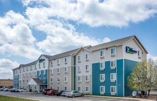 Furnished Studio-Springfield - South - Bat in Springfield, MO - Building Photo