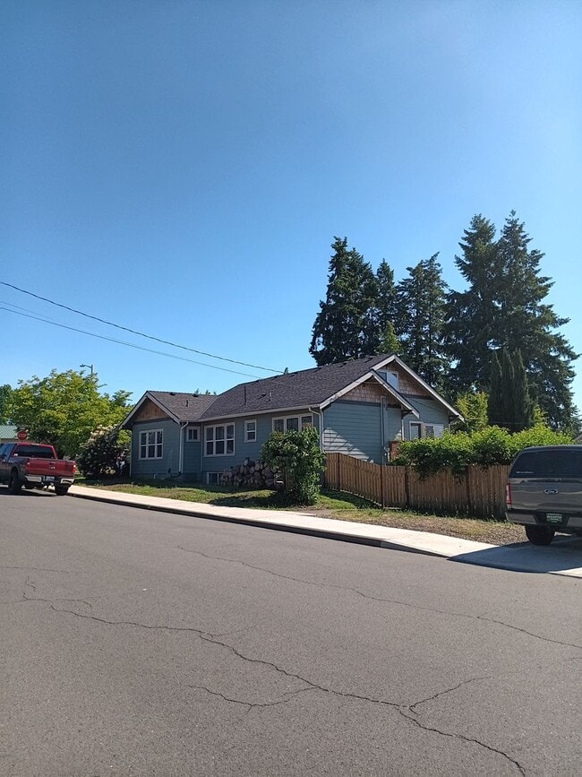 1005 Main St E in Monmouth, OR - Building Photo - Building Photo