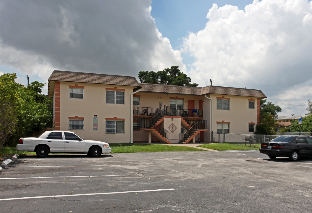 432 NW 42 St in Oakland Park, FL - Building Photo