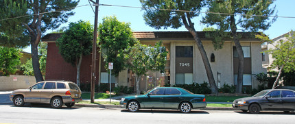 7045 Etiwanda Ave in Reseda, CA - Building Photo - Building Photo