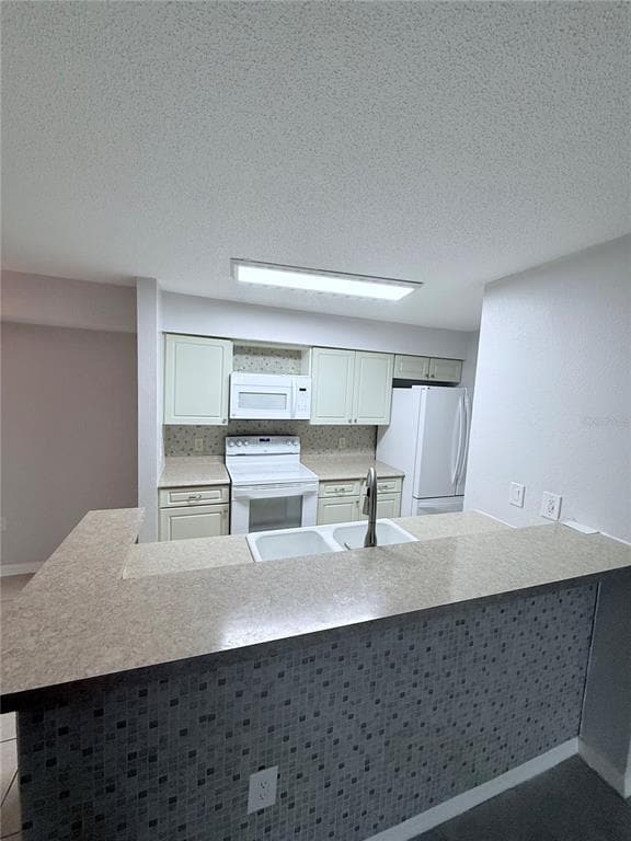 9481 Highland Oak Dr in Tampa, FL - Building Photo - Building Photo