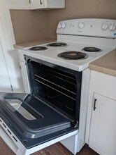 103 Holland St in Overton, TX - Foto de edificio - Building Photo