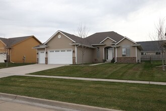 203 SW Springfield Dr in Ankeny, IA - Foto de edificio - Building Photo