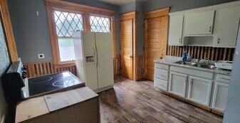 560 N Chambers St, Unit B in Galesburg, IL - Building Photo