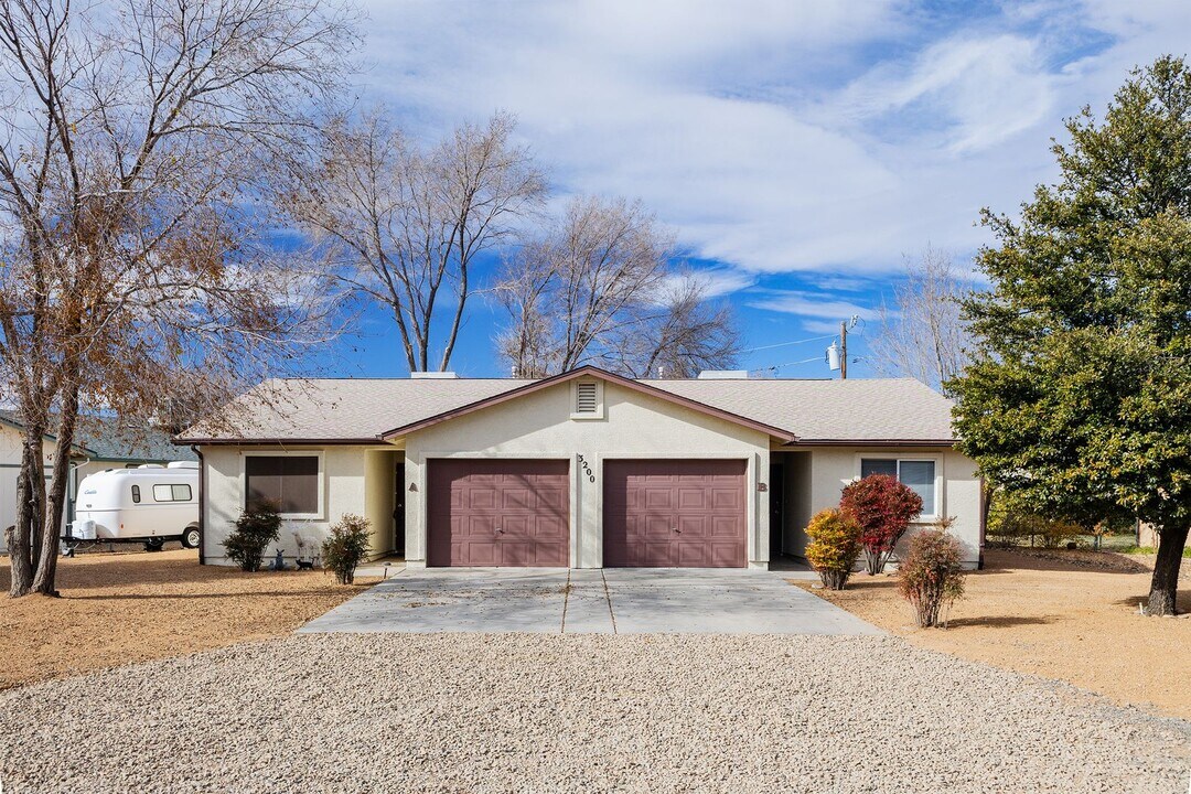 3200 N Bumblebee Dr-Unit -Unit B in Prescott Valley, AZ - Building Photo