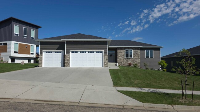 1213 Round Top Rd in Bismarck, ND - Building Photo - Building Photo