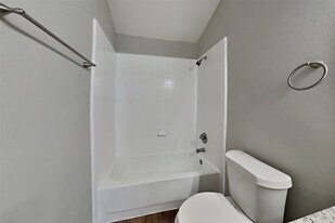 5803 Village Grove Dr in Pearland, TX - Building Photo