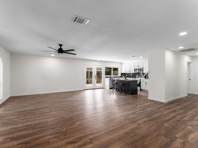 1824 Arundel Dr in Carrollton, TX - Foto de edificio - Building Photo