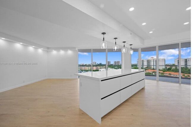 19707 Turnberry Way, Unit 11B in Aventura, FL - Building Photo - Building Photo