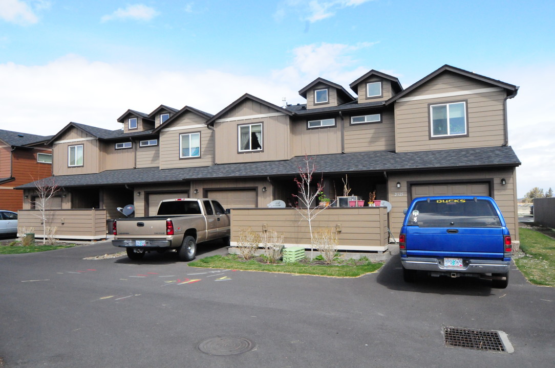 2525-2537 Elm St in Redmond, OR - Building Photo