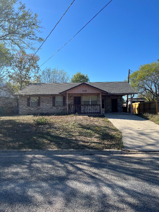 705 Guadalimar St in Lockhart, TX - Building Photo