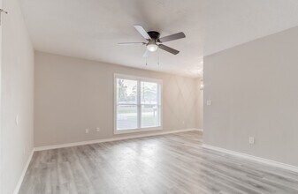 105 Willwood Dr in Willis, TX - Building Photo - Building Photo