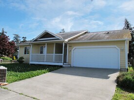 1960 SW Rosario Pl in Oak Harbor, WA - Building Photo