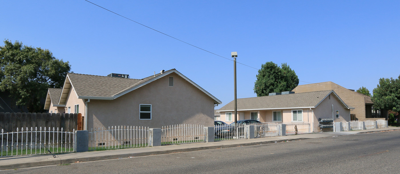 138-144 Grove Ave in Oakdale, CA - Building Photo