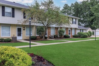 Westchester Townhomes in Westlake, OH - Foto de edificio - Building Photo