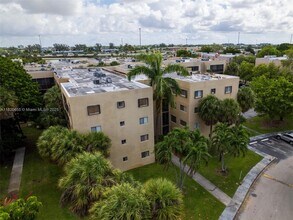 8625 NW 8th St, Unit 205 in Miami, FL - Building Photo - Building Photo