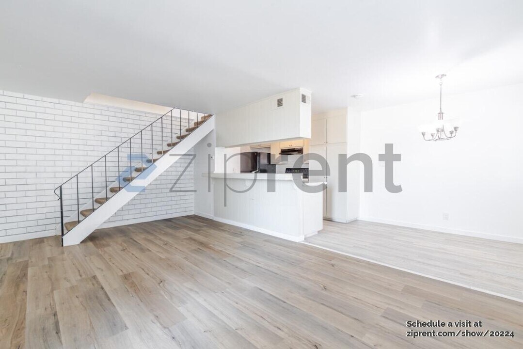 7384 Franklin Blvd in Sacramento, CA - Building Photo