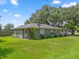 147 9th St in Markham, TX - Building Photo