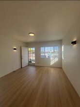 2419 Arizona Ave in Santa Monica, CA - Foto de edificio - Building Photo