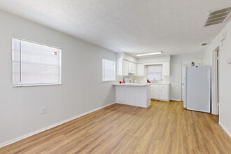 Julia Court Cottages in New Port Richey, FL - Foto de edificio - Interior Photo