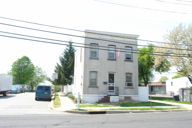 383 Florida Grove Rd in Perth Amboy, NJ - Foto de edificio - Building Photo
