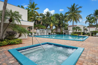 Jacaranda Club in Plantation, FL - Foto de edificio - Building Photo