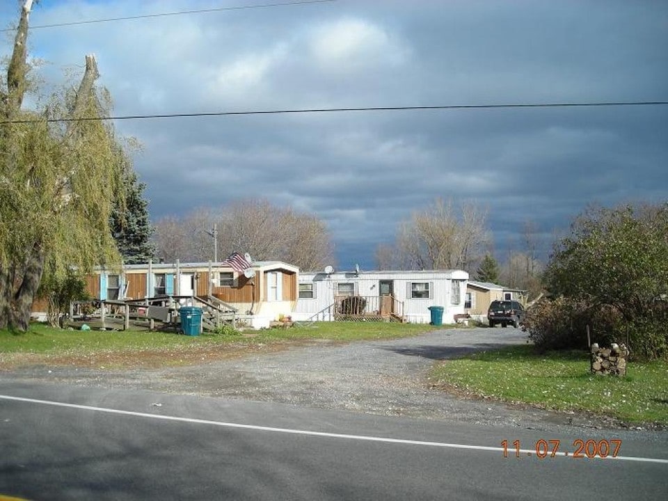 Mobile Home Park in Beekmantown, NY - Foto de edificio