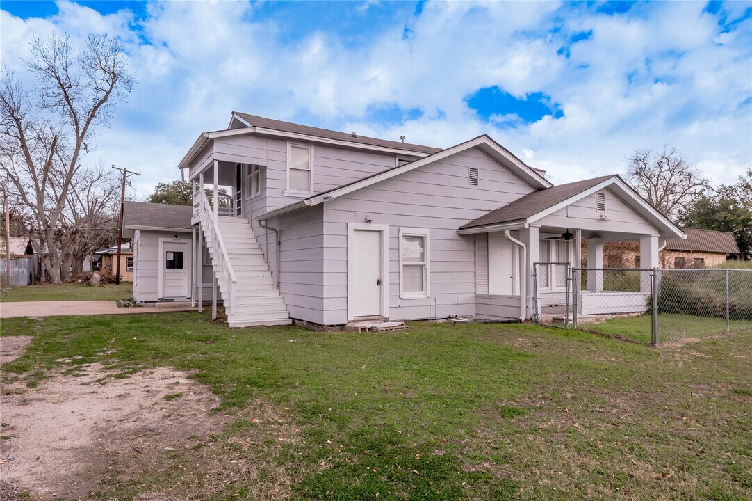 200 W Caroline St in Trinity, TX - Building Photo