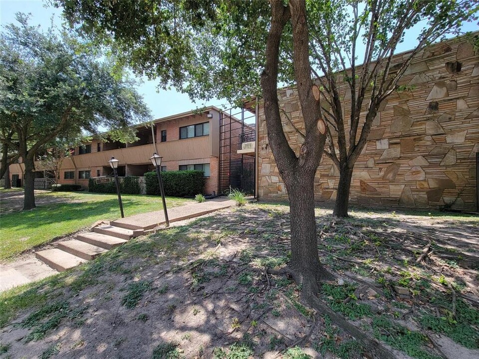 3809 N Braeswood Blvd in Houston, TX - Building Photo