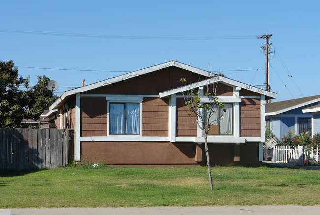 625-627 E Pleasant Valley Rd in Oxnard, CA - Foto de edificio - Building Photo