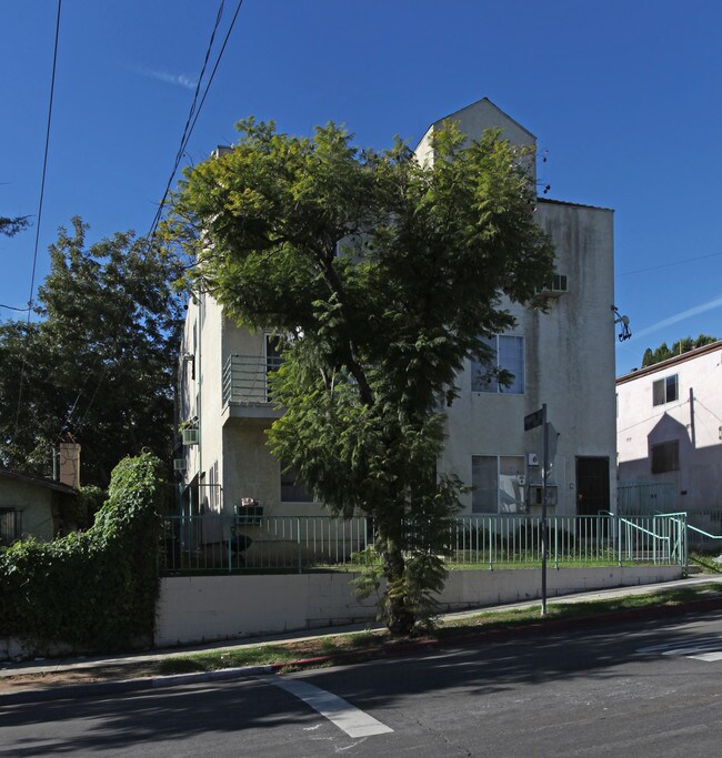 6311 Aldama St in Los Angeles, CA - Foto de edificio - Building Photo