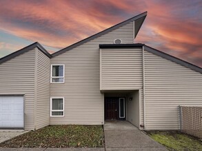 2077 Lemuria St in Eugene, OR - Foto de edificio - Building Photo