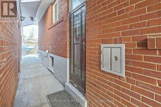 16 Hogan Dr in Toronto, ON - Building Photo - Building Photo
