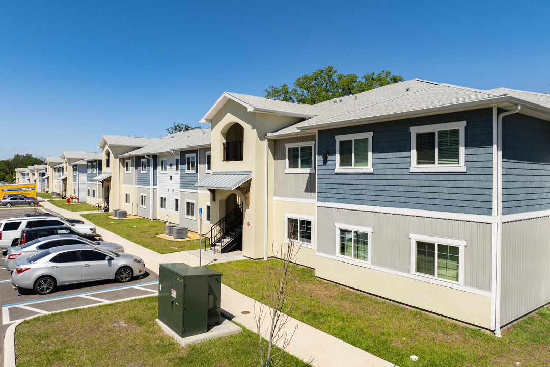 Mango Terrace in Seffner, FL - Building Photo