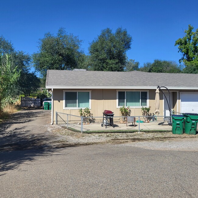 2120 Rosamond St, Unit 2 in Shasta Lake, CA - Building Photo - Building Photo