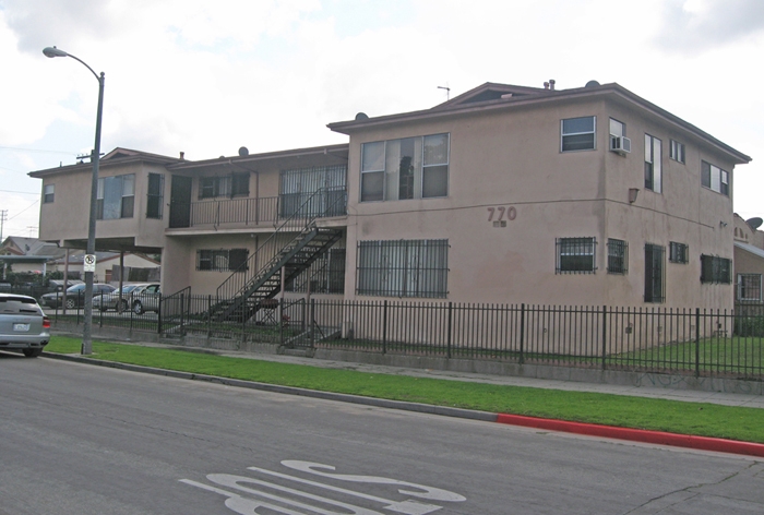 770 W 90th St in Los Angeles, CA - Building Photo