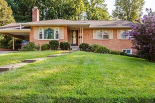 7527 Fairwood Ln in Falls Church, VA - Building Photo