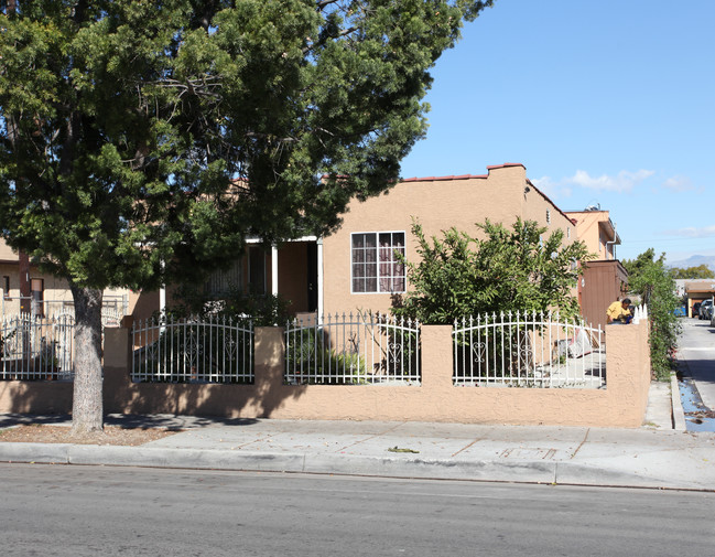 4855-4857 Live Oak St in Bell, CA - Foto de edificio - Building Photo