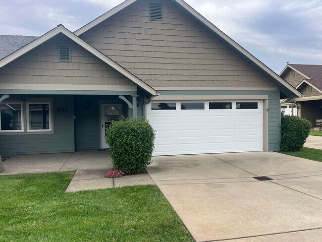 844 SW Kinsington Ct in Grants Pass, OR - Building Photo - Building Photo