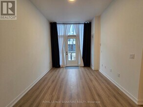 10 Lagerfeld Dr in Brampton, ON - Building Photo - Building Photo